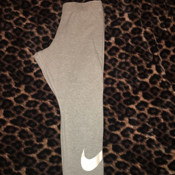 Nike Pants - 🌸NIKE Capri leggings🌸